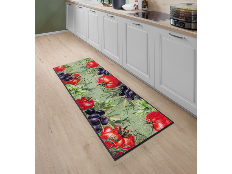 Läufer mit Tomaten und Oliven in der Küche