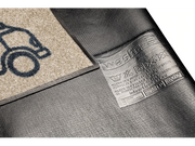 Rückenansicht der beigen Fußmatte mit Van und Surfboard