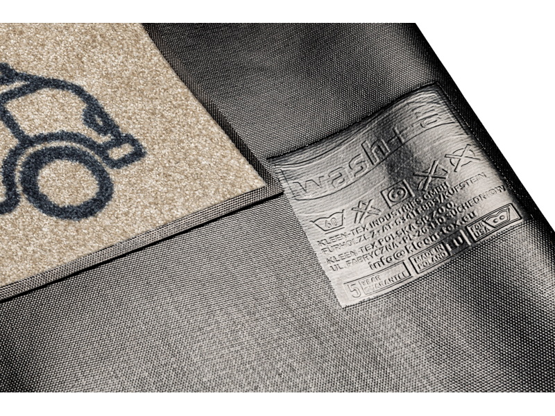 Rückenansicht der beigen Fußmatte mit Van und Surfboard