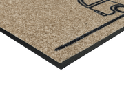 Eckansicht der beigen Fußmatte mit Van und Surfboard