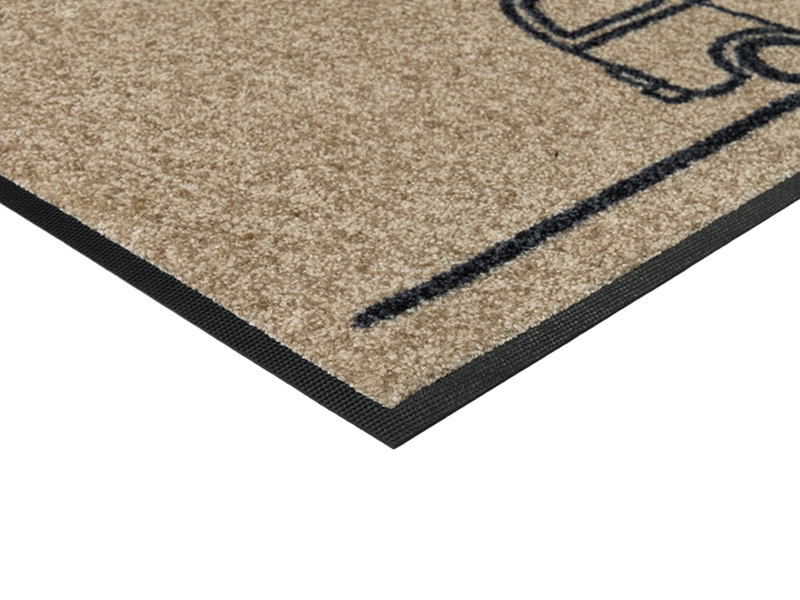 Eckansicht der beigen Fußmatte mit Van und Surfboard