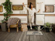 beige Fußmatte mit Van und Surfboard vor dem Camper