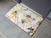 Fußmatte mit dezentem Blütendesign vor der Tür