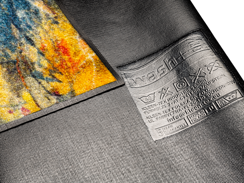 Rückenansicht der Fußmatte mit Murmeltier, Blumenwiese und Berglandschaft