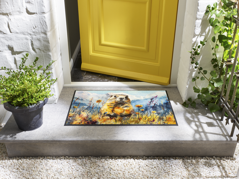 Fußmatte mit Murmeltier, Blumenwiese und Berglandschaft vor der Tür