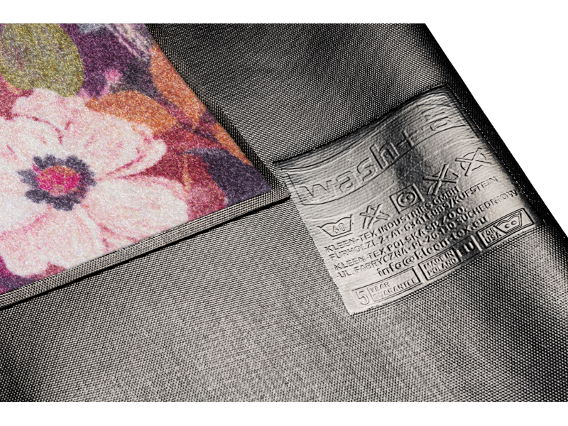 Rückenansicht der Fußmatte mit pink, rosaroten Blumen