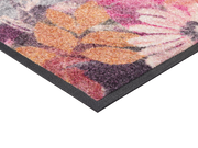 Eckansicht der Fußmatte mit pink, rosaroten Blumen