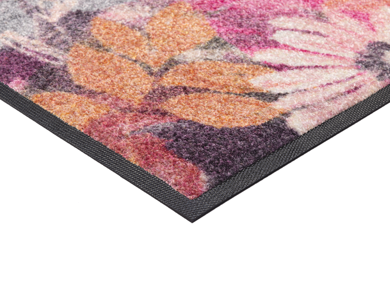 Eckansicht der Fußmatte mit pink, rosaroten Blumen