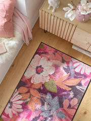 Fußmatte mit pink, rosaroten Blumen im Schlafzimmer