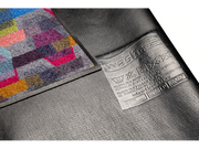 Rückenansicht der Fußmatte mit buntem geometrischem Muster