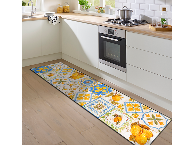 Fußmatte mit Kachelmotiven und Zitronen in blau und gelb in der Küche