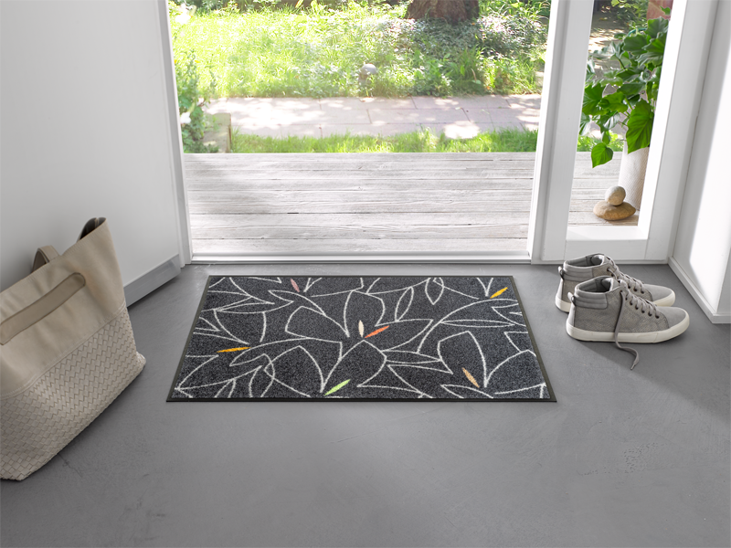 Fußmatte mit floralen Linien Design im Eingangsbereich