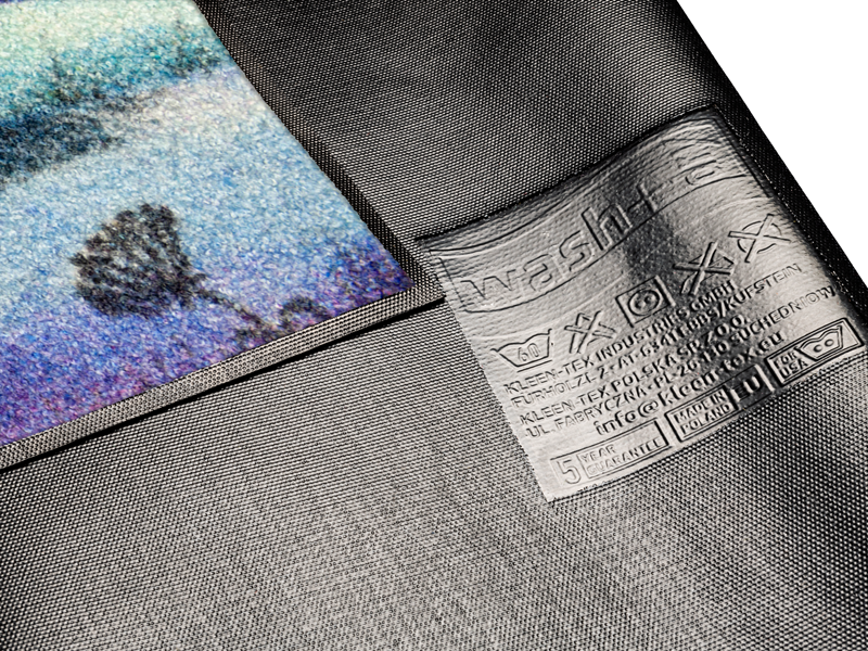 Rückendetail der Fußmatte mit Katze und Vogel in einer Winterlandschaft im Comic Stil