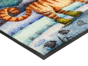 Eckdetail der Fußmatte mit Katze und Vogel in einer Winterlandschaft im Comic Stil