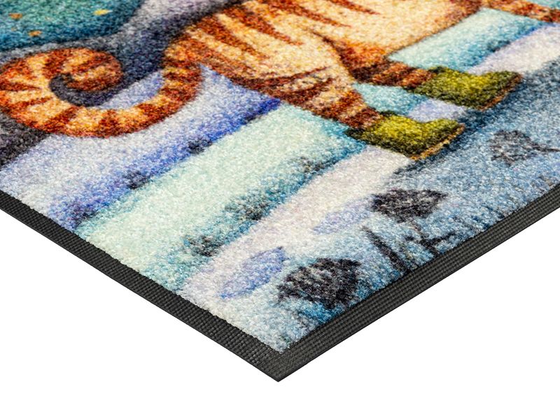 Eckdetail der Fußmatte mit Katze und Vogel in einer Winterlandschaft im Comic Stil