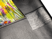 Rückendetail der Fußmatte mit Kuh und Blumenwiese