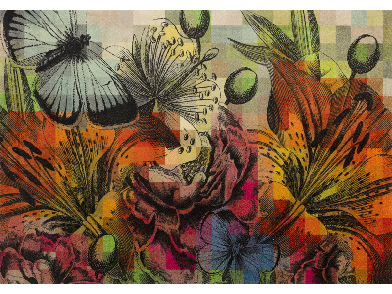 bunte Fußmatte mit Blumen und Schmetterlingen
