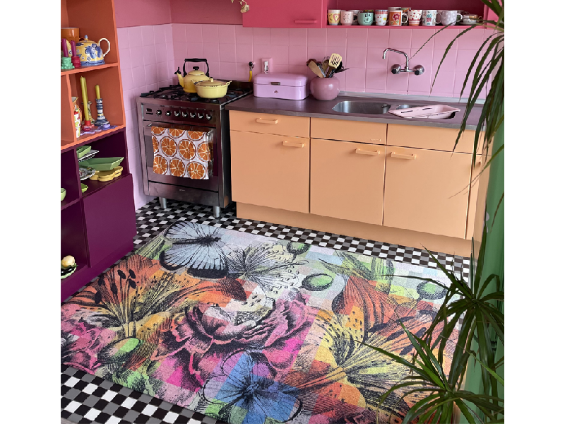 bunte Fußmatte mit Blumen und Schmetterlingen in der Küche