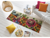 bunte Fußmatte mit Blumen und Schmetterlingen im Wohnzimmer