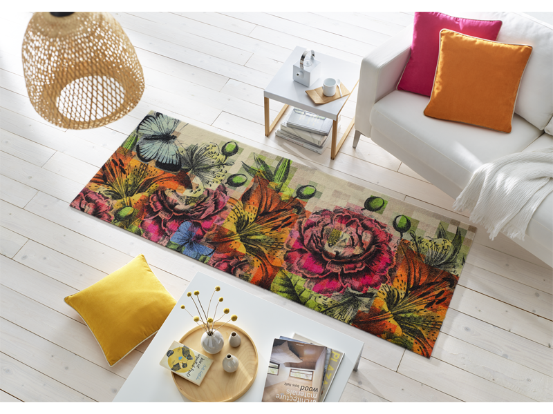 bunte Fußmatte mit Blumen und Schmetterlingen im Wohnzimmer