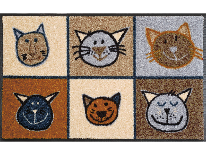 Fußmatte mit vielen Katzengesichtern