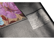 Rückenansicht der Fußmatte in schwarz mit buntem, violettem Blumenmotiv