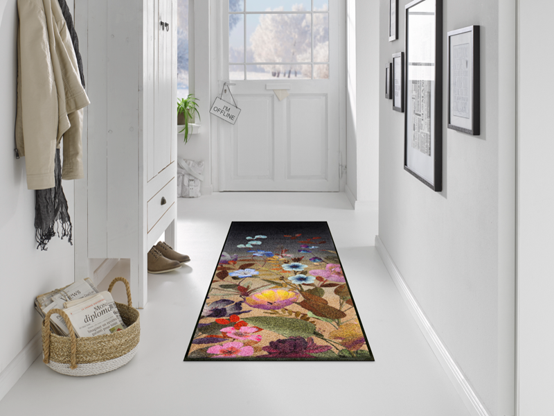 Läufer in schwarz mit buntem, violettem Blumenmotiv im Flur