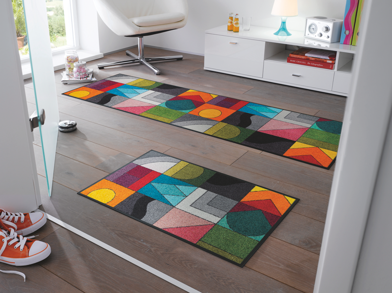 bunte Fußmatten mit geometrischen Formen im Zimmer