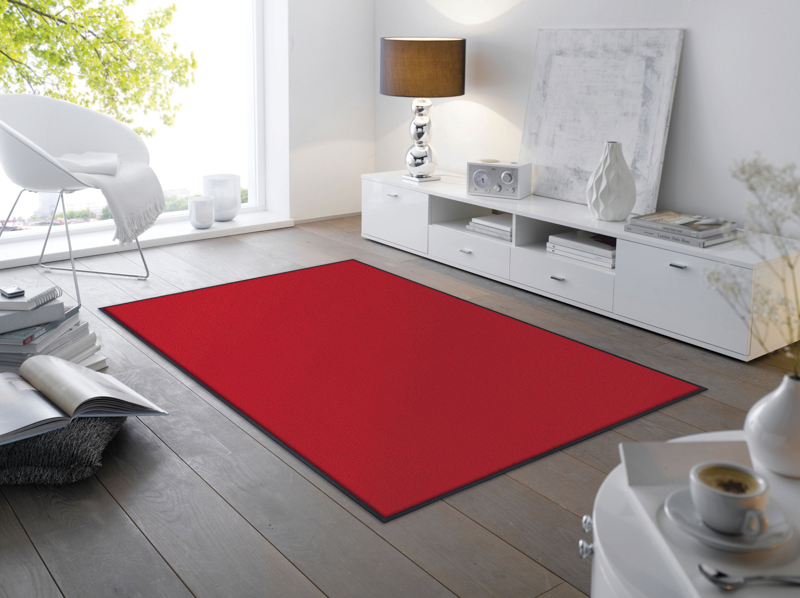rote Fußmatte im Wohnzimmer