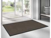 Fußmatte in Braun im Eingangsbereich