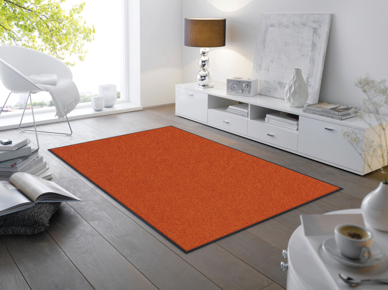 Fußmatte in Orange im Wohnzimmer