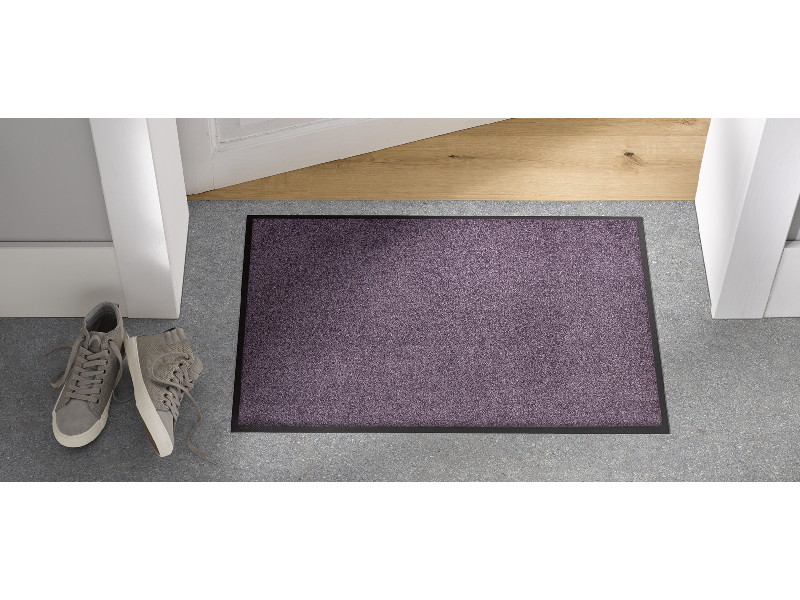 Fußmatte in hellem Violett vor der Tür