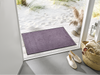 Fußmatte in hellem Violett vor der Tür