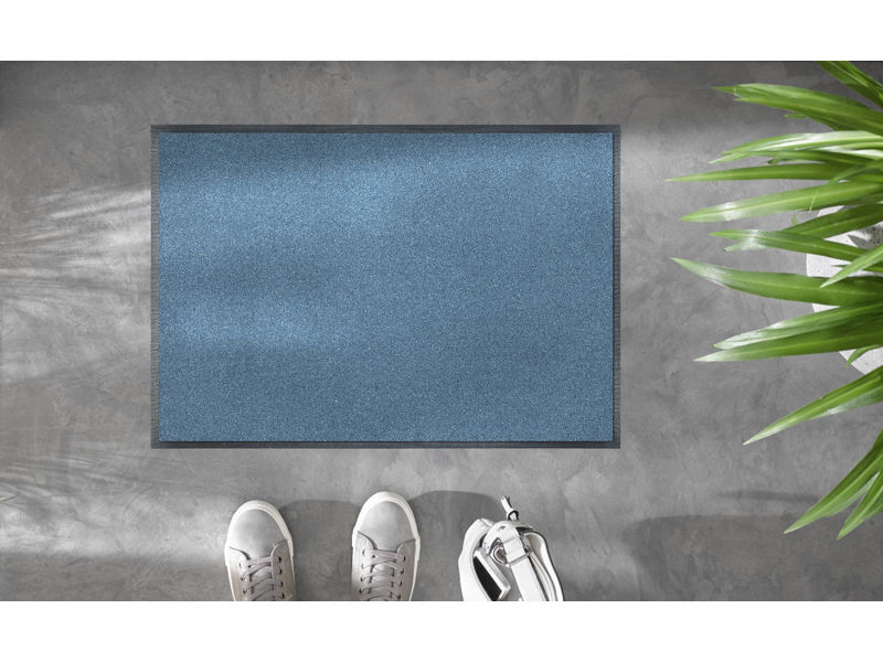 Fußmatte in Blau auf dem Boden