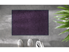 Fußmatte in Violett auf dem Boden