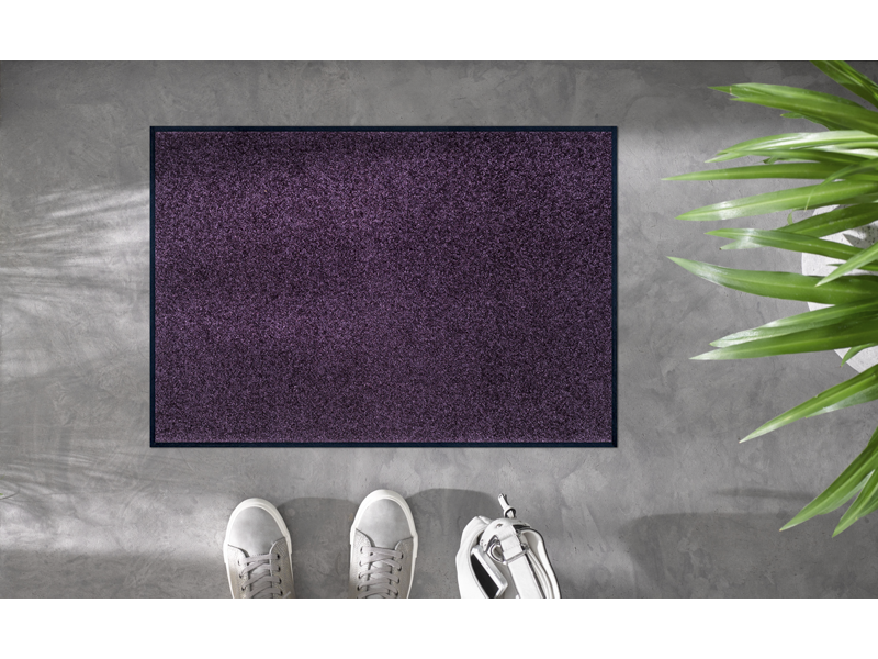 Fußmatte in Violett auf dem Boden