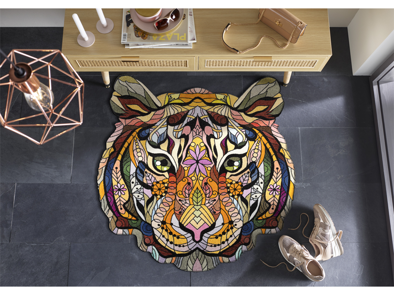 Fußmatte mit buntem Mandala-Tiger im Garderobenbereich