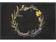 Fußmatte mit Trockenblumen im Kreis