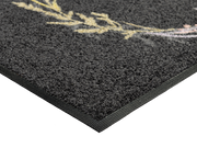 Eckansicht der Fußmatte mit Trockenblumen im Kreis