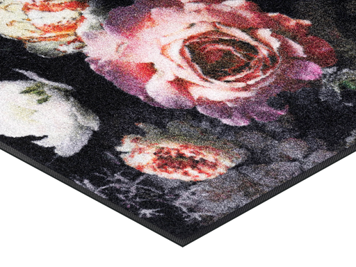 Eckansicht der Fußmatte in schwarz mit rosaroten Rosenblüten