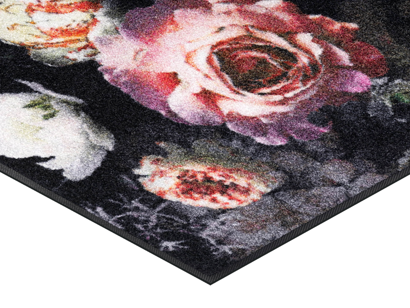Eckansicht der Fußmatte in schwarz mit rosaroten Rosenblüten