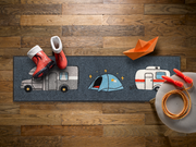 Fußmatte mit Wohnwagen auf dem Boden mit Spielzeug