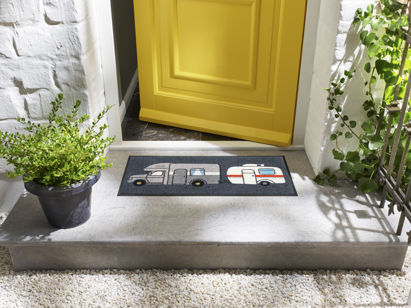 Fußmatte mit Wohnwagen vor der Haustür