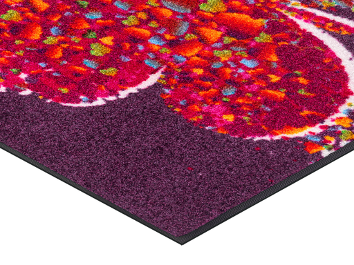 Eckansicht der lila Fußmatte mit buntem Schmetterlingsmotiv