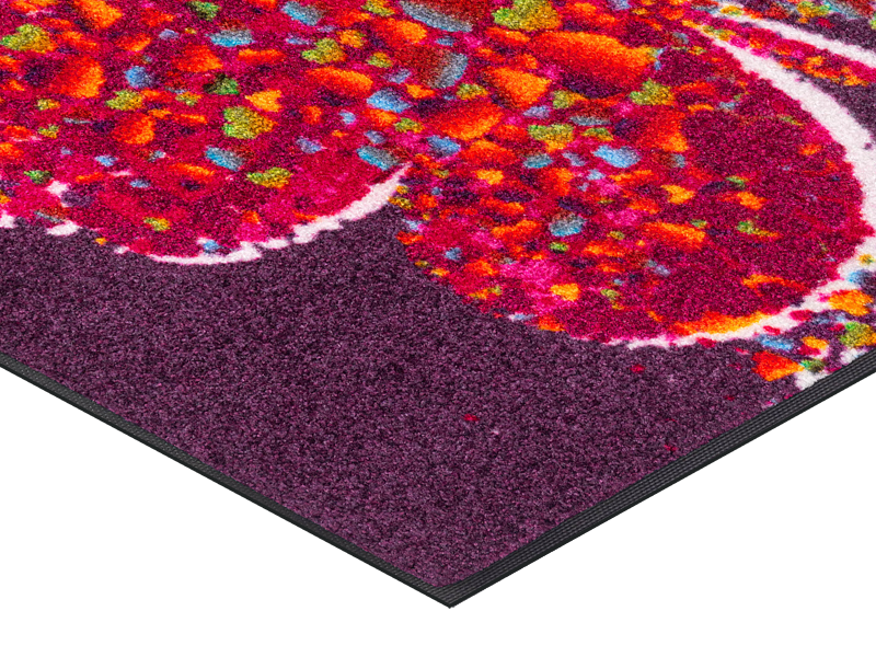 Eckansicht der lila Fußmatte mit buntem Schmetterlingsmotiv
