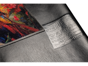 Rückenansicht der Fußmatte mit Papagei und bunten Farben