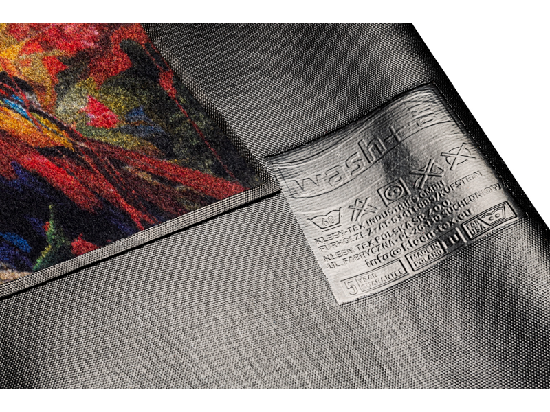 Rückenansicht der Fußmatte mit Papagei und bunten Farben