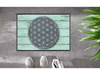 hell-türkise Fußmatte mit rundem "Blume des Lebens" Motiv auf dem Fußboden
