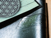 Rückenansicht der hell-türkisen Fußmatte mit rundem "Blume des Lebens" Motiv