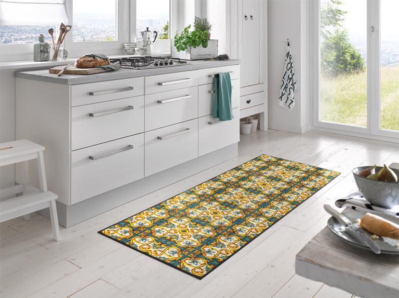 Fußmatte mit dekorativem Weiß-Gelb-Grünblauen Dekor in der Küche